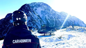 Atterra per la terza volta sulle piste da sci senza autorizzazione, sospesa la licenza di volo