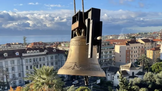 La campana che risuona contro l'aborto, polemica sulla "Campana dei bimbi non nati"