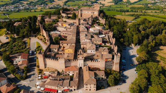 Gradara accoglie la Fiamma Olimpica delle Olimpiadi Invernali Cortina 2026