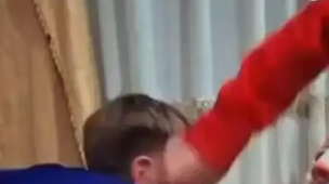 Bambino picchiato dal padre adottivo: il video diventa virale e l'uomo viene fermato per maltrattamenti