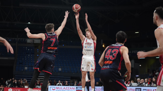 VL Pesaro supera Urania Milano e resta capolista: 73-68 davanti ai 4000 spettatori della Vitrifrigo Arena