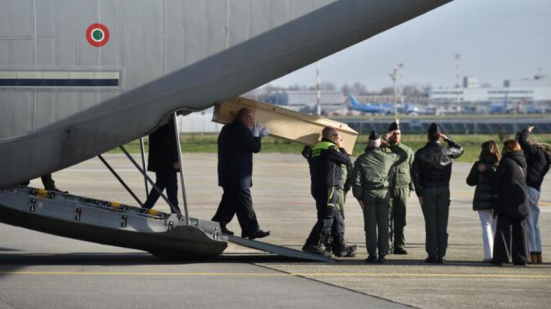 Strage di Crans-Montana, rientrate in Italia le salme di cinque giovani: dolore e silenzio all'aeroporto di Linate