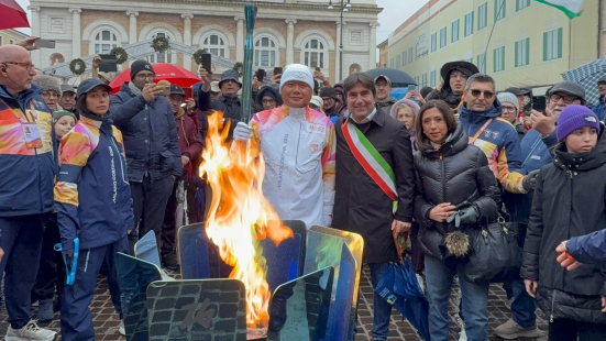 La Fiamma Olimpica di Milano Cortina 2026 accende Pesaro in piazza del Popolo