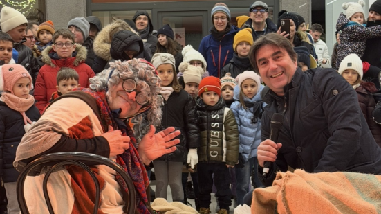 La Befana arriva a Pesaro nonostante neve e maltempo: festa riuscita in Galleria Roma