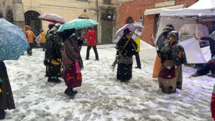 Urbania, la Befana saluta tra neve e luci: ultima discesa dalla torre campanaria
