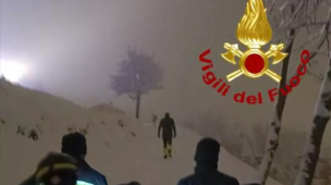 Urbino, ragazzo scivola per 20 metri con lo slittino e finisce in un dirupo: soccorso dai Vigili del Fuoco