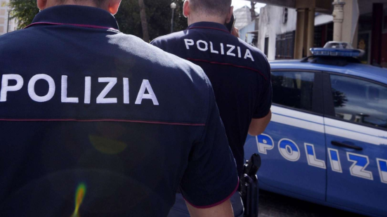 Fano, furti rapidi tra auto e spogliatoi: arrestato giovane fanese dopo le indagini della Polizia
