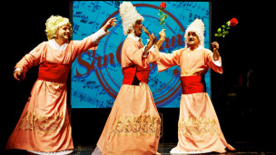 San Costanzo Show al Teatro della Concordia con “La parrucchiera di Siviglia”