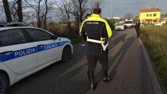 Fano, incidente stradale mortale in via Del Ponte: pedone di 81 anni investito da un'auto