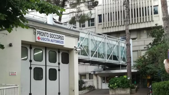 Otto ore senza barella al pronto soccorso di Senigallia: malato di tumore costretto a stendersi a terra