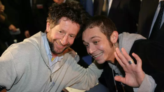Valentino Rossi denuncia la compagna del padre per circonvenzione d’incapace: indaga la Procura di Pesaro