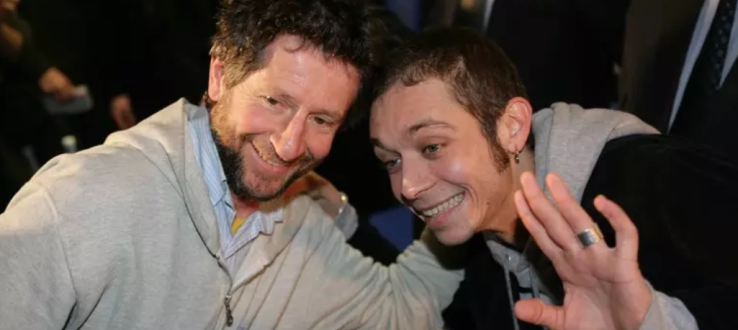 Valentino Rossi denuncia la compagna del padre per circonvenzione d’incapace: indaga la Procura di Pesaro