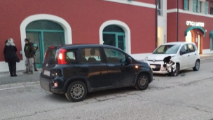 Incidente stradale in via Gabrielli a Fano, scontro frontale tra due auto: due feriti