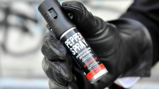 Spray al peperoncino su un autobus a Macerata: 75enne ubriaco denunciato dopo il panico tra i passeggeri