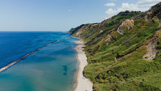 Falesia di Casteldimezzo, il Parco San Bartolo replica al Comune: «Tutela ambientale non è burocrazia»