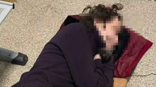 Senigallia, morto l’uomo costretto a sdraiarsi a terra al pronto soccorso per la mancanza di letti e barelle