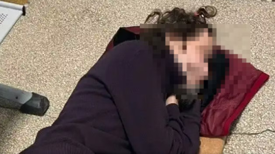 Senigallia, morto l’uomo costretto a sdraiarsi a terra al pronto soccorso per la mancanza di letti e barelle