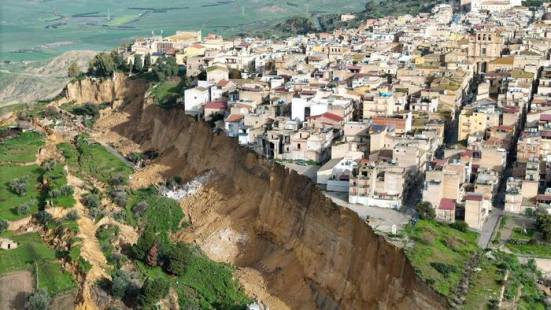 Maxi frana a Niscemi (Caltanissetta), evacuati interi quartieri: oltre mille sfollati e città quasi isolata
