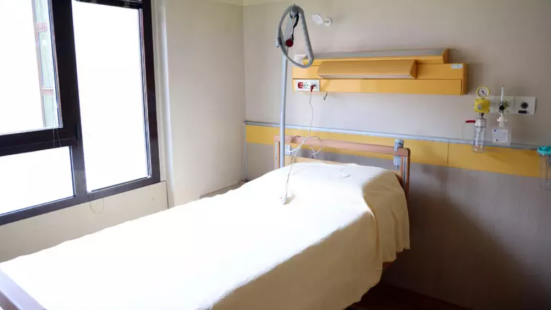 Scollega le apparecchiature che tengono in vita la madre malata: arrestato 47enne per tentato omicidio