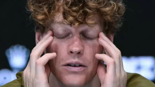 Australian Open, Sinner si ferma in semifinale: Djokovic vince al quinto set