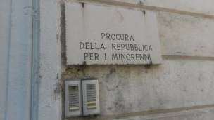 Ancona, giovane trovato con un coltello al Tribunale per i minorenni: allarme sulla criminalità giovanile