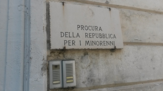 Ancona, giovane trovato con un coltello al Tribunale per i minorenni: allarme sulla criminalità giovanile