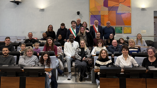 Pesaro celebra i nuovi cittadini italiani: consegnate 23 cittadinanze nella sala del Consiglio comunale