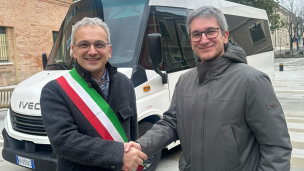 Urbania, inaugurato il nuovo scuolabus: oltre 1,3 milioni dalla Regione Marche per i Comuni dei territori interni