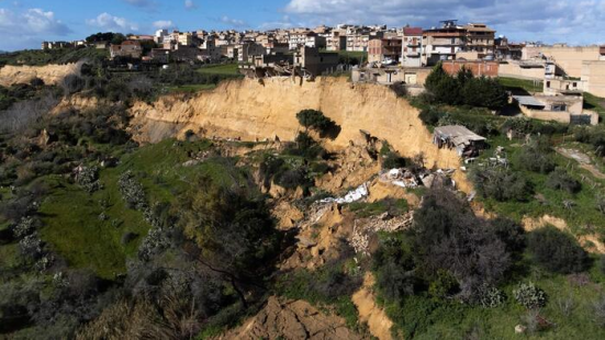 Niscemi, la frana avanza: crolla una palazzina e si teme l’allargamento della zona rossa