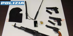 Jesi, gruppo di giovani blocca la strada e punta pistola contro una persona: sequestrate armi e droga