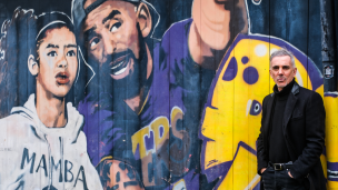 Federico Buffa a Pesaro con “Otto infinito”: omaggio teatrale a Kobe Bryant all’Auditorium Scavolini