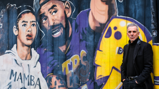 Federico Buffa a Pesaro con “Otto infinito”: omaggio teatrale a Kobe Bryant all’Auditorium Scavolini