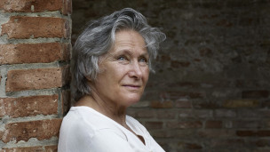 Mariangela Gualtieri a Pesaro con “Una poeta in città”: incontri, letture e spettacolo tra poesia e teatro