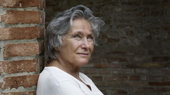 Mariangela Gualtieri a Pesaro con “Una poeta in città”: incontri, letture e spettacolo tra poesia e teatro