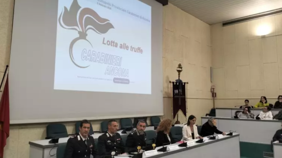 Allarme truffe agli anziani: più di 5 denunce al giorno nell'Anconetano, oltre 2mila nel 2025