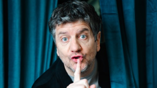 Teatro Comunale di Cagli sold out per Fabio De Luigi con “Prove aperte senza impegno”