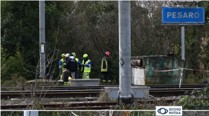 Incendio vicino ai binari della stazione di Pesaro, in corso le indagini: treni in forte ritardo fino a 90 minuti