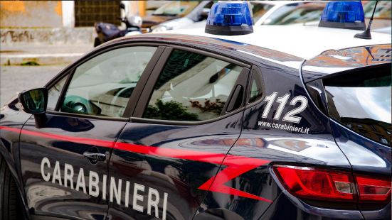 San Benedetto del Tronto, colpisce con calci e pugni due carabinieri minacciando di sparare: arrestato