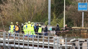 Sabotaggio alla linea ferroviaria di Pesaro, rivendicazioni su un blog anarchico: indagini in corso