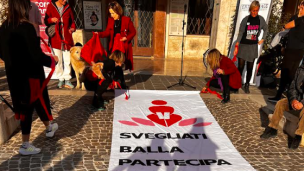 Pesaro aderisce a One Billion Rising: flash mob contro la violenza di genere in Piazza del Popolo