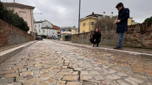 Pesaro, al via i lavori di rifacimento del porfido in centro storico: si parte dal Ponte Vecchio