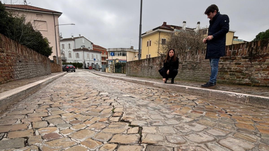 Pesaro, al via i lavori di rifacimento del porfido in centro storico: si parte dal Ponte Vecchio