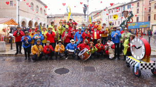 Il Giovedì Grasso a Fano si apre con l'alzabandiera di Fano accompagnato dalle note della Musica Arabita