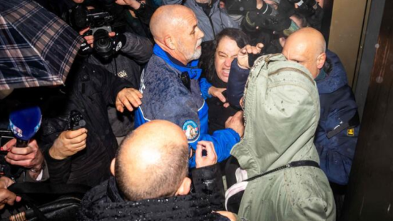 Crans-Montana, parapiglia tra alcuni familiari delle vittime e i coniugi Moretti scortati dalla Polizia