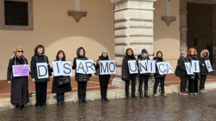 Flash mob per la pace a Pesaro: “Disarmo unica via”, l’appello silenzioso delle Donne in cammino