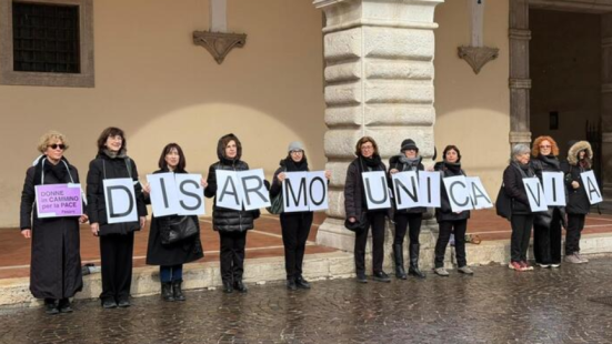 Flash mob per la pace a Pesaro: “Disarmo unica via”, l’appello silenzioso delle Donne in cammino