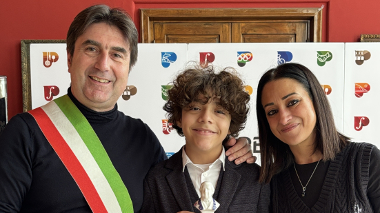 Pesaro celebra Davide Falciasecca, giovane talento di The Voice Kids ricevuto in Comune dal sindaco Biancani