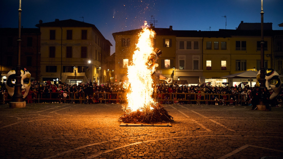 Martedì Grasso: il Carnevale di Fano 2026 si chiude tra musica, tradizione e il Rogo del Pupo