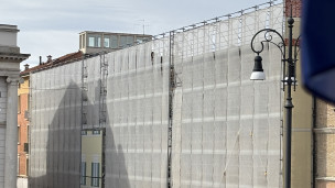 Ex Intendenza di Pesaro in Piazza del Popolo, avviata la rimozione dei teli e delle strutture metalliche