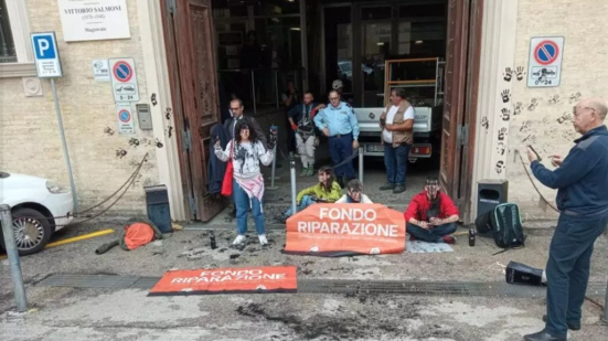 Imbrattamento del Tribunale di Ancona: cinque attivisti di Ultima Generazione a giudizio